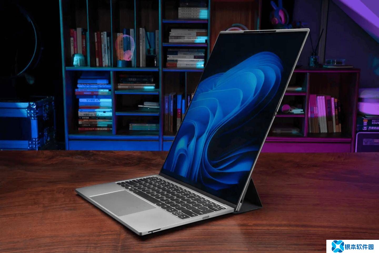 笔记本也有三折叠：联想发布ThinkBook Codename Flip双屏AI PC