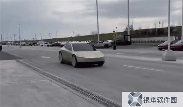 特斯拉Cybercab金色涂装亮相，马斯克期待无人驾驶出租车未来