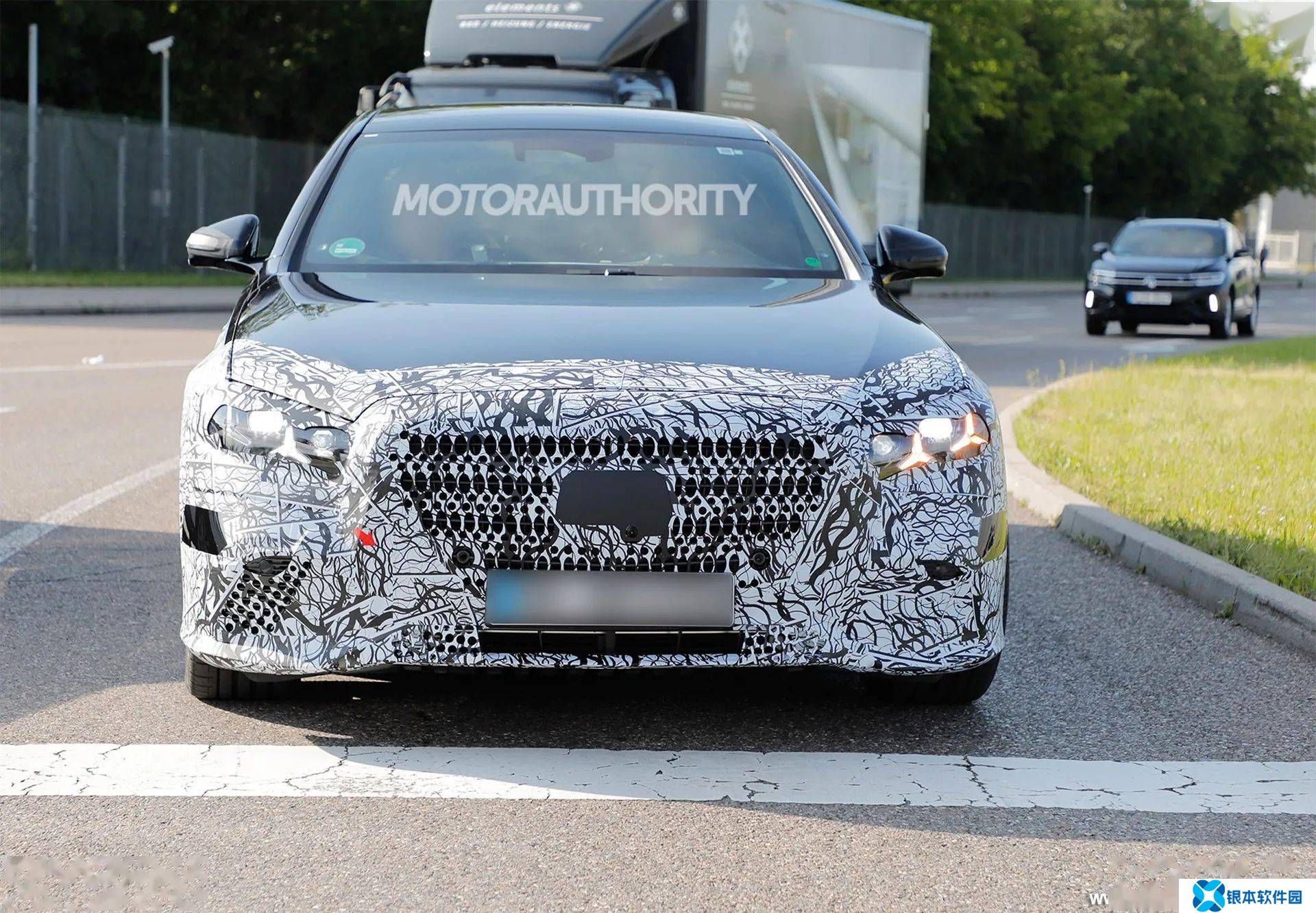 奔驰S级中期改款曝光，星徽尾灯亮眼，燃油版依旧保留！