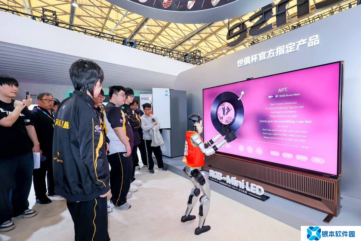 海信百吋大屏引领客厅WALL时代，KPL狼队与宇树机器人共舞AWE现场！