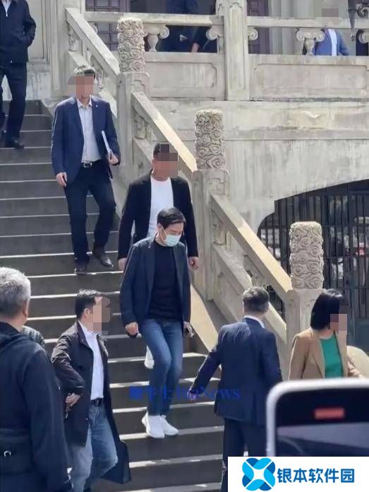 雷军重返武大颁发百万奖学金，还聊起了新能源车牌与身材管理
