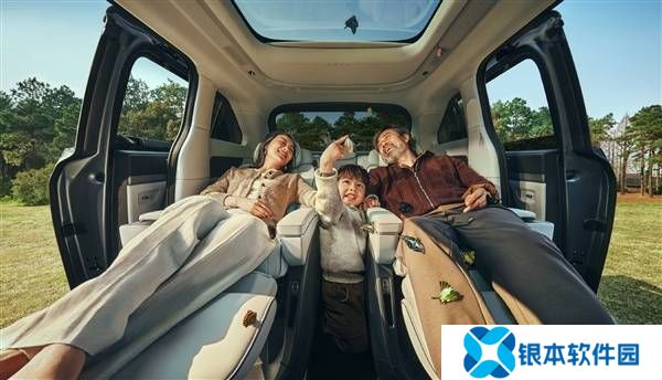 小鹏X9震撼亮相：2025款家用大七座，零重力座椅与中过道兼得！